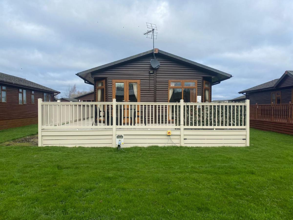 Saffron Lodge With Hot Tub Malton Exterior photo