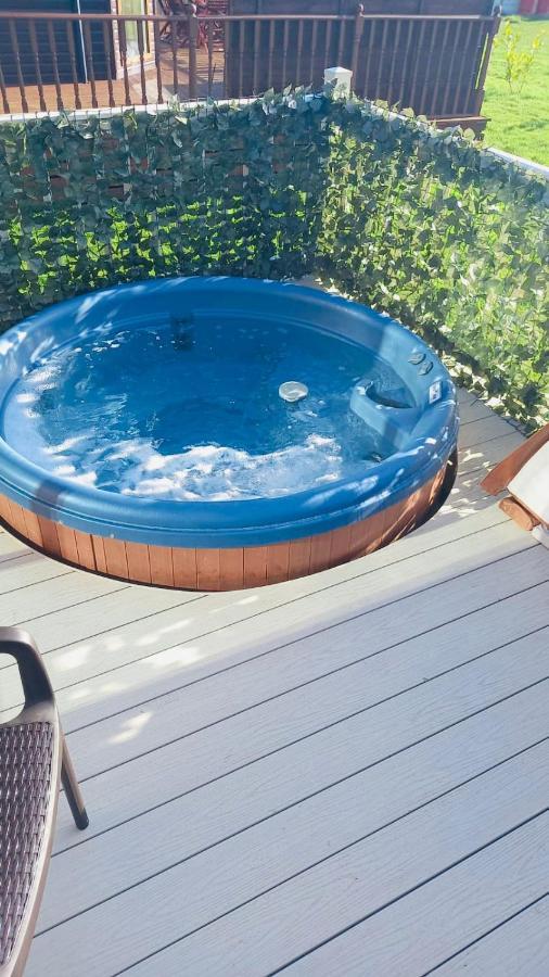 Saffron Lodge With Hot Tub Malton Exterior photo
